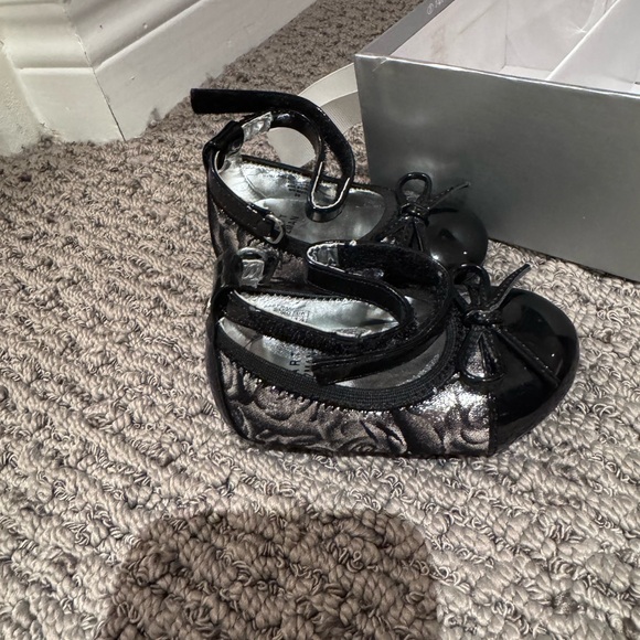 Stuart Weitzman Black Shoes - Picture 3 of 4